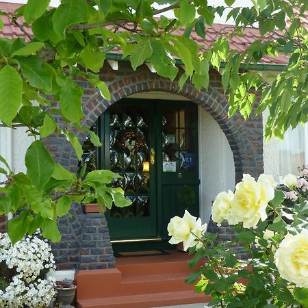 Highway House Bed And Breakfast Oamaru Exterior photo