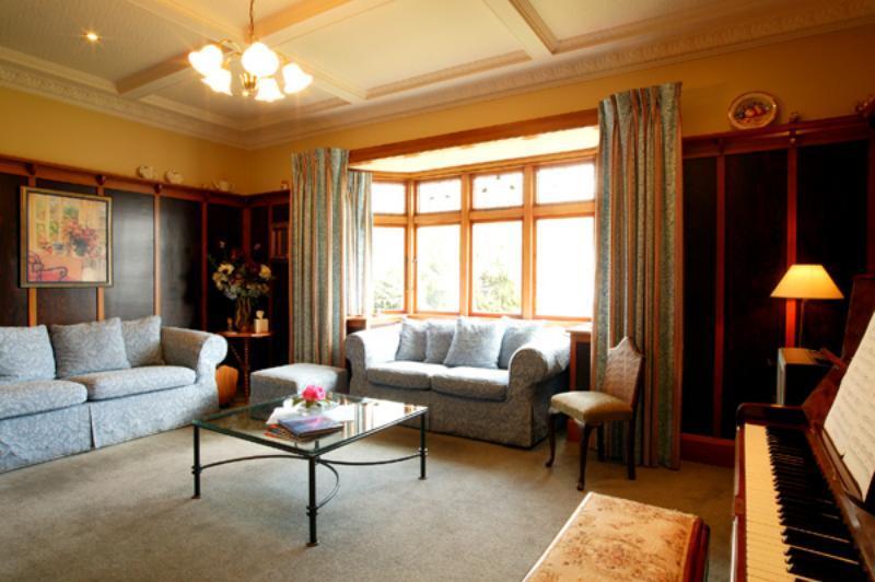 Highway House Bed And Breakfast Oamaru Exterior photo